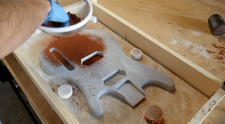 Molde de la guitarra Burls Art hecha con latas